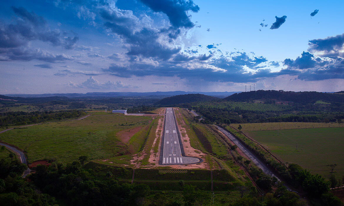 PISTA DE POUSO COM 1.300m DE ASFALTO